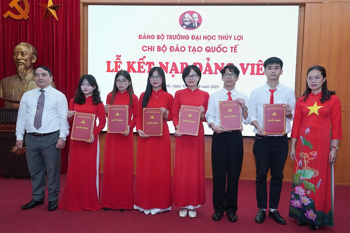 43 đảng viên trẻ và lễ kết nạp hiếm có tiền lệ